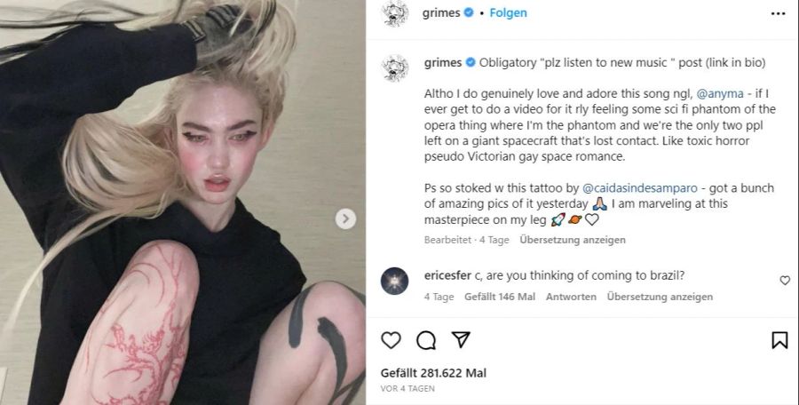 Grimes hat sich die Beine tätowieren lassen.