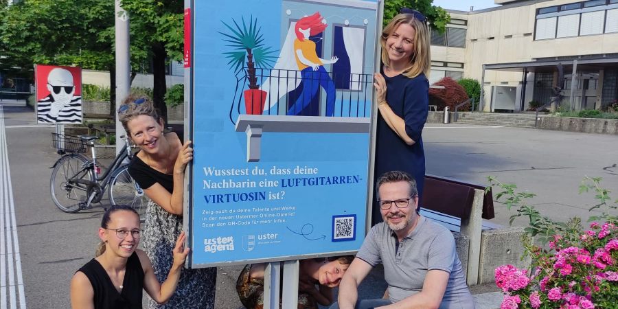 Personen halten ein Plakat