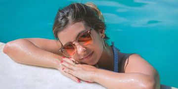 Frau am Pool