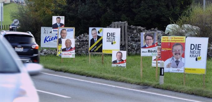 Strassenrand-Gruppen von Wahlplakaten: Schon 2011 wurde nach den besten Köpfen für die anstehenden Probleme gesucht. Wahlplakate 2011