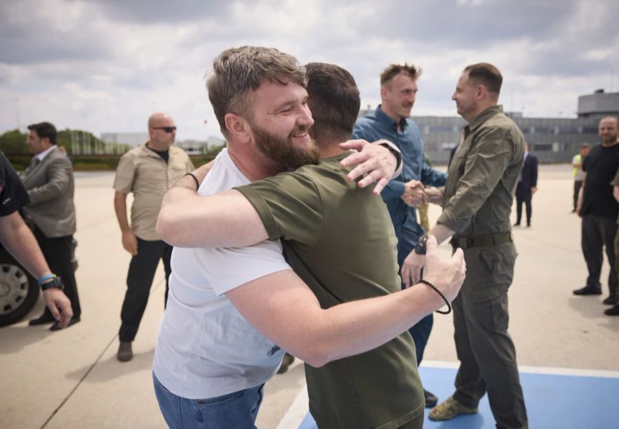 Denis Prokopenko und weitere Asow-Kommandeure werden am 8. Juli 2023 nach ihrer Befreiung in Istanbul feierlich abgeholt. Auf dem Bild wird Prokopenko von Präsident Selenskyj umarmt.