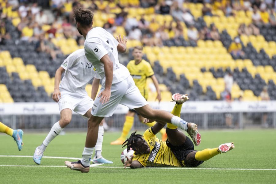 YB-Junior Aaron Appiah holt gegen Schaffhausen einen Penalty heraus.