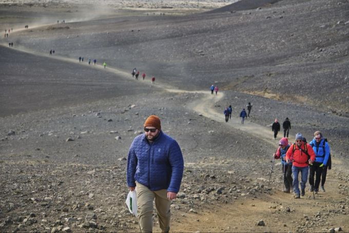 Rund 100 Personen begaben sich Richtung Krater. vulkanausbruch