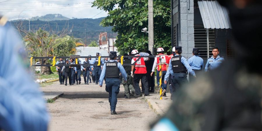 Polizeibeamte bewachen den Eingang des Frauengefängnisses in Támara.