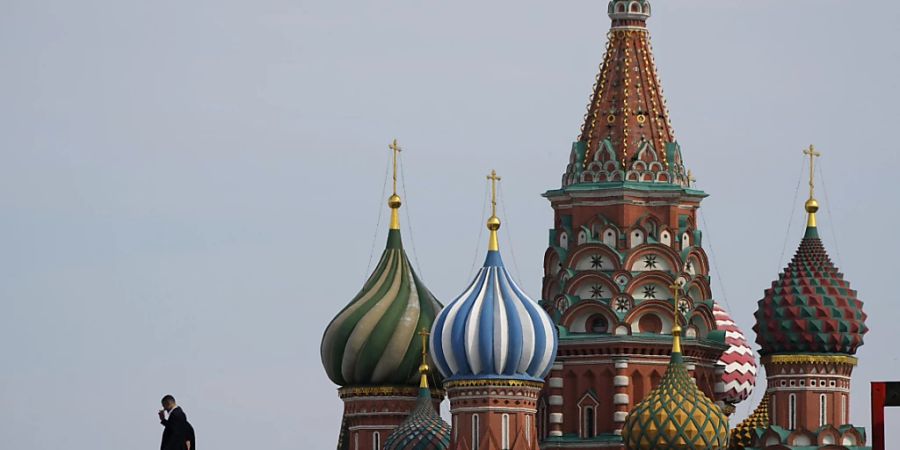 Zwei Männer gehen über den Roten Platz. Foto: Dmitri Lovetsky/AP/dpa