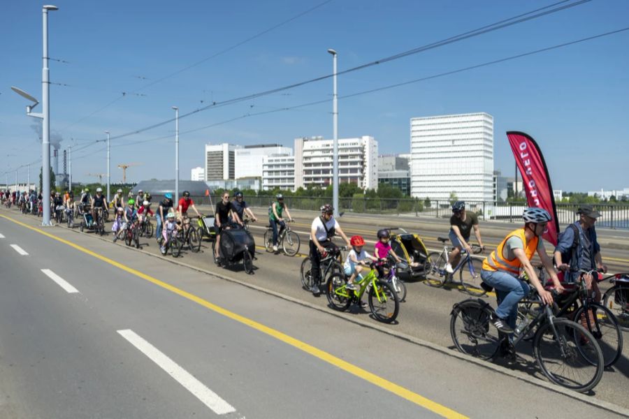 «Natürlich ist das gefährlich. Auf dem Velo ist man mit ganz anderen Geschwindigkeiten unterwegs», sagt er zu Nau.ch. (Archivbild)