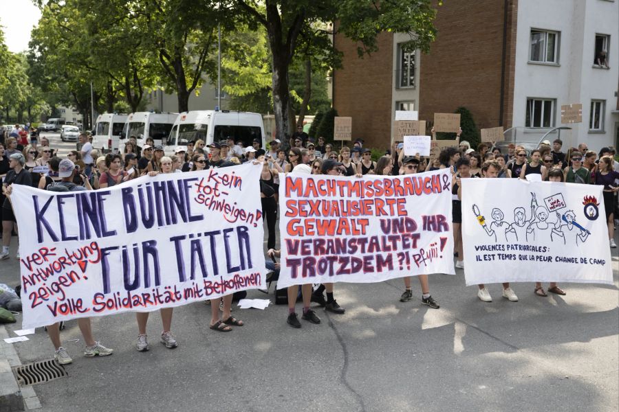 Demonstranten vor dem Rammstein-Konzert.