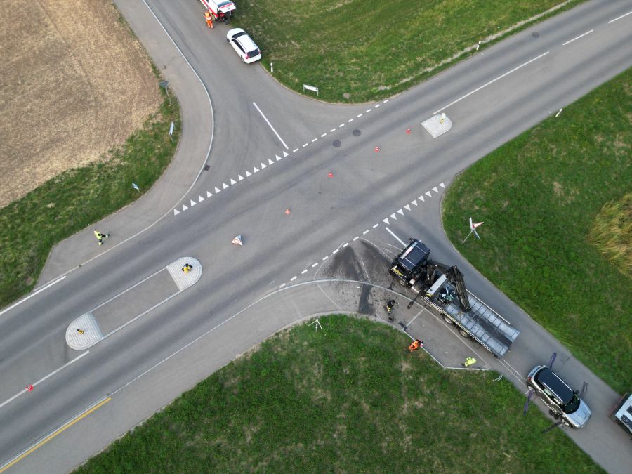 Die Motorradfahrerin wurde beim Aufprall schwer verletzt und musste mit einem Rettungswagen in ein Spital gefahren werden.