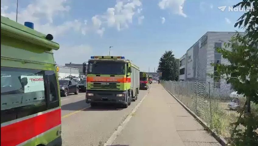 In Recyclinganlage In Wallisellen ZH Brennt Sperrgut – Polizei Warnt