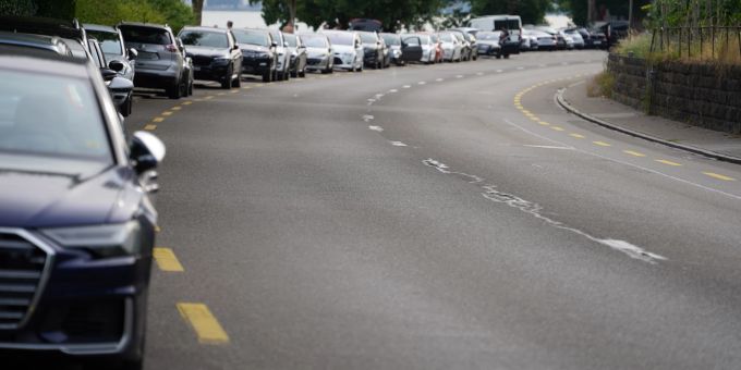 Autos parkieren entlang der Seestrasse in Feldbach, Hombrechtikon ZH. Parkieren