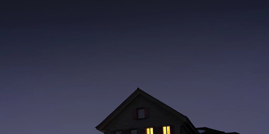 An einigen Orten in der Schweiz hat es von Montag auf Dienstag eine Tropennacht gegeben. Am heissesten war es in Vevey VD - dort fiel die Temperatur laut Wetterdienst Meteonews Schweiz nie unter 23,2 Grad. (Symbolbild)