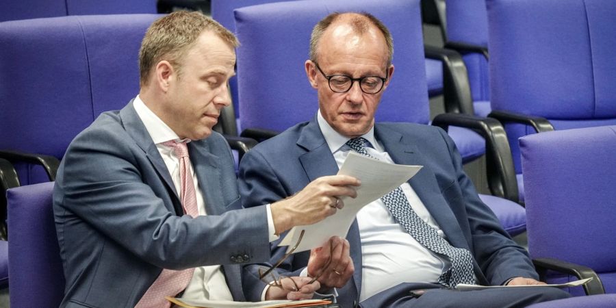 CDU-Generalsekretär Mario Czaja unterhält sich mit Friedrich Merz (r), CDU-Bundesvorsitzender und Unionsfraktionsvorsitzender.