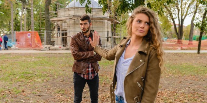Oft sieht man die roten Flaggen beim Partner, unternimmt aber nichts dagegen. Mann und Frau