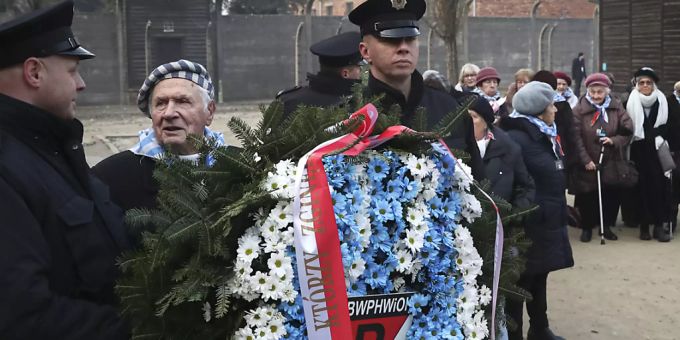 Gedenkfeier - Holocaust-Überlebende legen in Auschwitz Kränze nieder