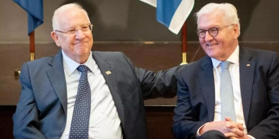 Beim Schulbesuch: Israels Präsident Reuven Rivlin und Bundespräsident Frank-Walter Steinmeier im Jüdischen Gymnasium Moses Mendelssohn in Berlin. Foto: Kay Nietfeld/dpa