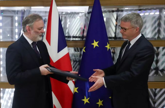 Tim Barrow (l), britischer EU-Botschafter, übergibt die Ratifizierungsinstrumente an den Generalsekretär des Europäischen Rates Jeppe Tranholm-Mikkelsen. Brexit - Brüssel