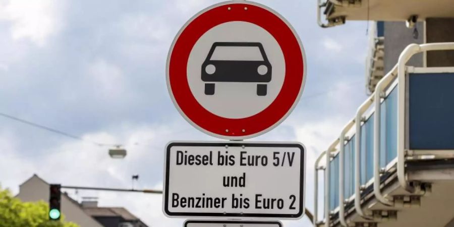 Schilder weisen in der Heinrichstrasse in Darmstadt auf das Diesel-Fahrverbot hin. Foto: Guido Schiek/dpa