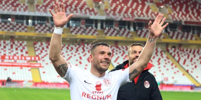 Lukas Podolski geht bei Antalyaspor in Sachen Gehaltsverzicht mit gutem Beispiel voran. Coronavirus Türkei Lukas Podolski