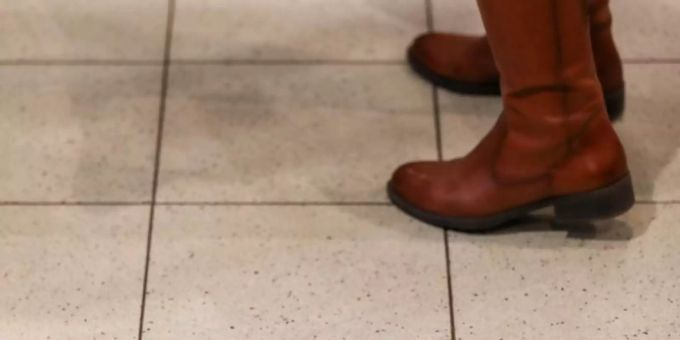 Eine Frau steht an der Kasse eines Supermarkt hinter einem Warnaufkleber, der um Abstand bitte. Foto: Jan Woitas/dpa-Zentralbild/dpa/Symbolbild Eine Frau steht an der Kasse eines Supermarkt hinter einem Warnaufkleber, der um Abstand bitte. Foto: Jan Woitas/dpa-Zentralbild/dpa/Symbolbild