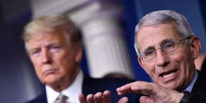 Anthony Fauci (rechts) war auch unter Donald Trum schon Corona-Berater der US-Regierung. Anthony Fauci Donald Trump