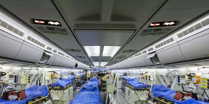 Der MedEvac-Airbus der deutschen Luftwaffe von innen: Er bietet sechs Intensivpflegebetten und 44 weitere Liegeplätze. italien deutschland coronavirus