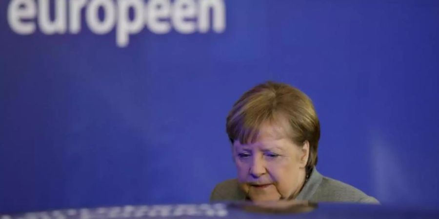 «Wir werden also auf das Thema zurückkommen müssen». - Bundeskanzlerin Angela Merkel verlässt den Sondergipfel in Brüssel. Foto: Olivier Matthys/AP/dpa