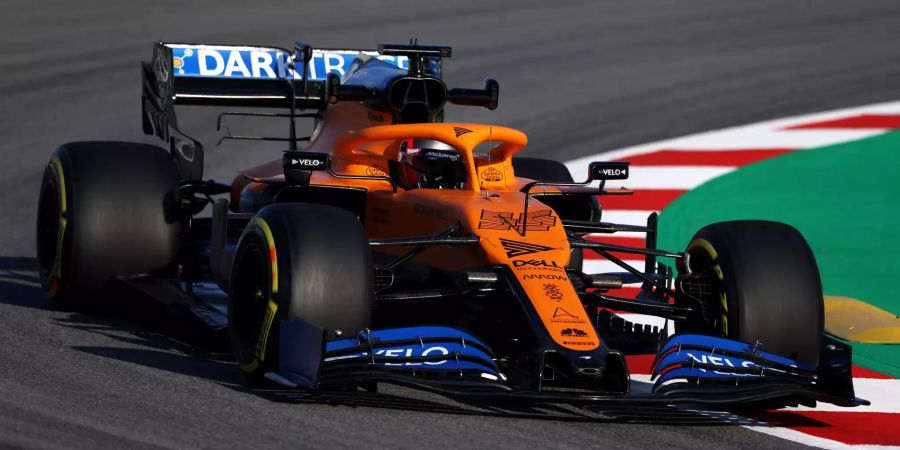 Carlos Sainz am Steuer des McLaren MCL35 bei den Formel-1-Testfahrten in Barcelona.