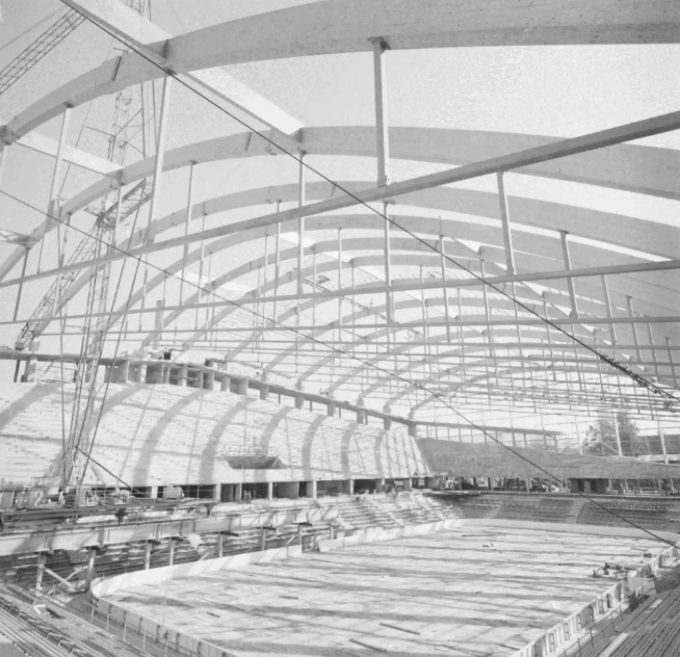 Das Allemendstadion, Heimstätte des SCB, während der Errichtung des Daches. Baustelle Allmend SCB