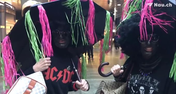 Zwei als schwarze Strassenverkäuferinnen verkleidete Frauen an der letztjährigen Luzerner Fasnacht. Fasnacht