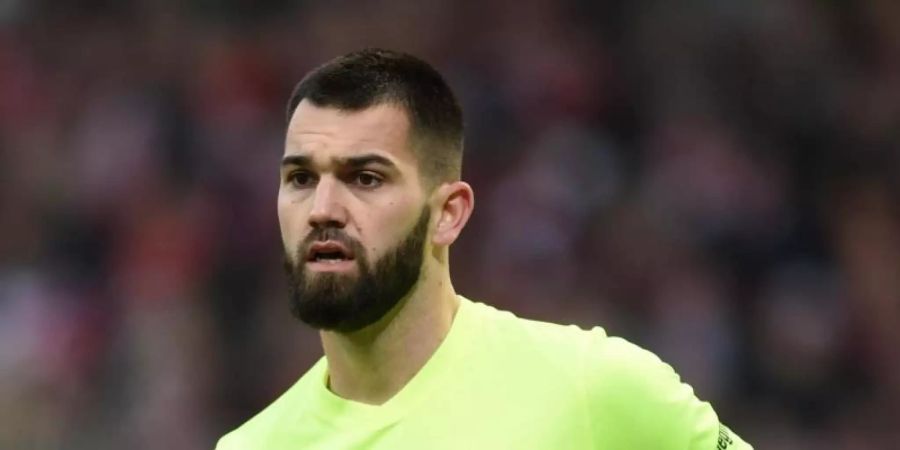 Wieder im Training: Augsburgs Torwart Tomas Koubek. Foto: Jordan Raza/dpa