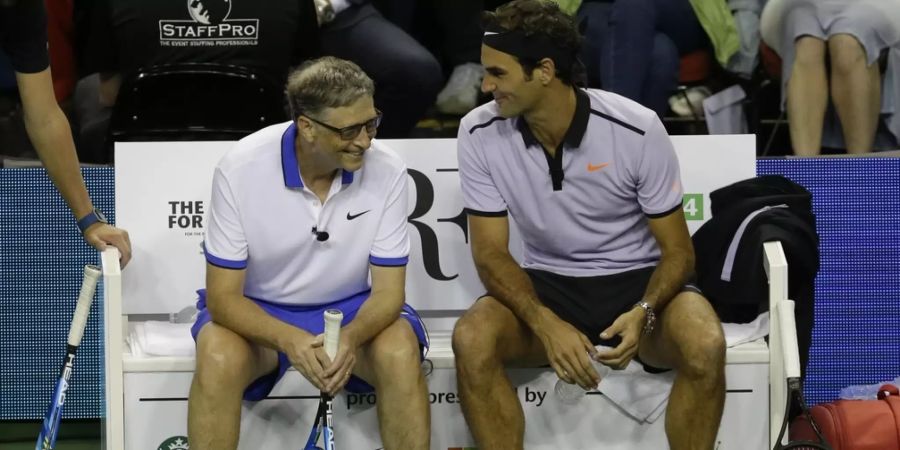 Roger Federer und Bill Gates am Match for Africa 4 im Jahr 2017.