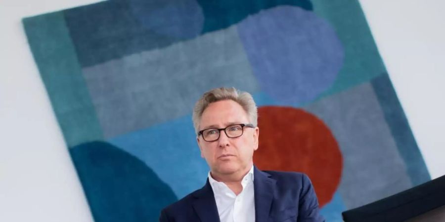 Heinrich Otto Deichmann, Vorstandsvorsitzender des Schuhhändlers Deichmann, verteidigt sein Untermehmen gegen Kritiker. Foto: Rolf Vennenbernd/dpa