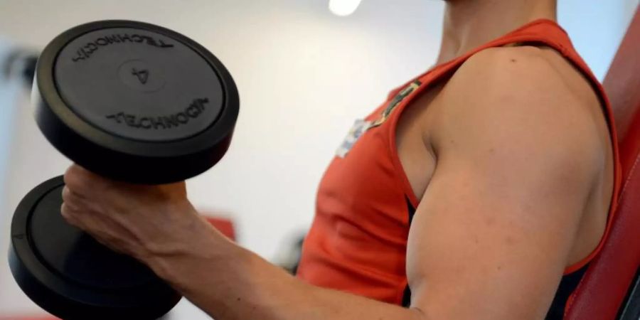 Für den Aufbau und Erhalt von Muskelmasse ist das Training mit Gewichten unerlässlich. Hat das Fitnessstudio geschlossen, können aber auch gefüllte Wasserflaschen als Gewichte dienen. Foto: Britta Pedersen/dpa-Zentralbild/dpa-tmn