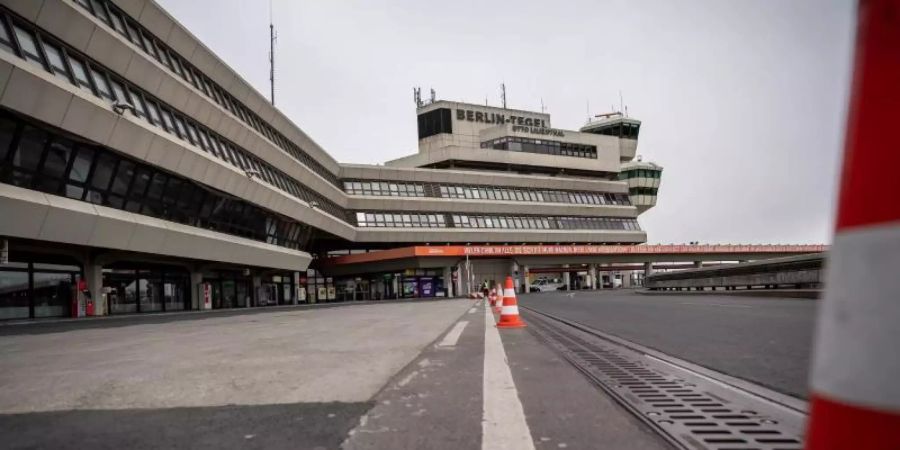 Gähnende Leere am Flughafen Tegel in Berlin. Über eine vorübergehende Schliessung des Airports wegen der Korona-Krise wurde noch nicht entschieden. Foto: Michael Kappeler/dpa