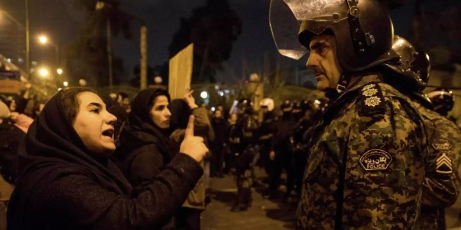 Schon in den Tagen nach dem versehentlichen Abschuss der Linienmaschine hatten Hunderte Menschen gegen die Führung der Islamischen Republik protestiert. Foto: Mona Hoobehfekr/Iranian Students' News Agency, ISNA/AP/dpa