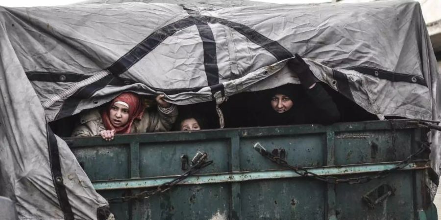 Nur raus hier: Zivilisten fliehen aus der umkämpften syrischen Region um Idlib. Foto: Uncredited/AP/dpa