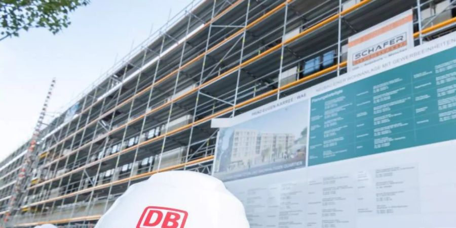 Die Deutsche Bahn will in Zukunft ihren Mitarbeitern in München günstigen Wohnraum anbieten. Dafür lässt sie 74 Werkwohnungen bauen. Foto: Peter Kneffel/dpa