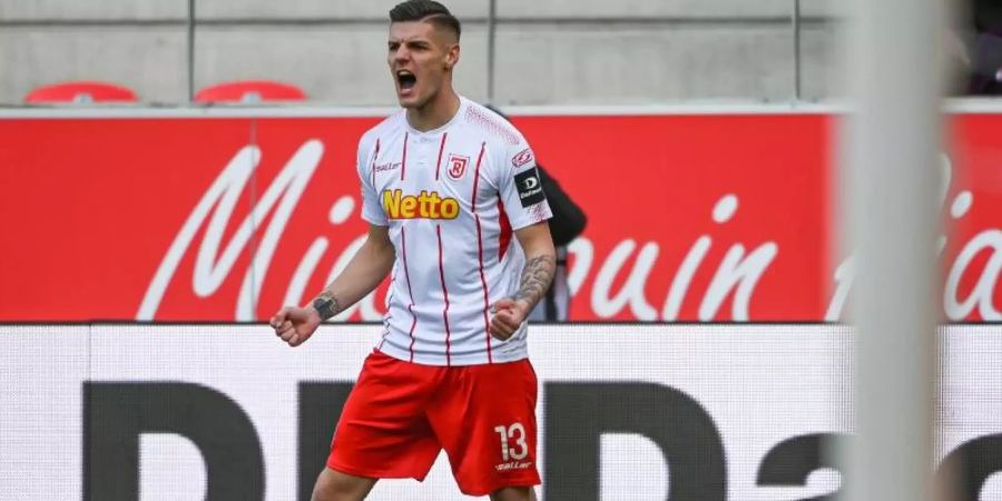 Erik Wekesser war der Matchwinner für die Regensburger. Foto: Armin Weigel/dpa