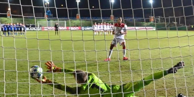 Saarbrückens Keeper Daniel Batz parierte den entscheidenden Elfmeter gegen Fortuna Düsseldorf. Foto: Oliver Dietze/dpa dfb-pokal