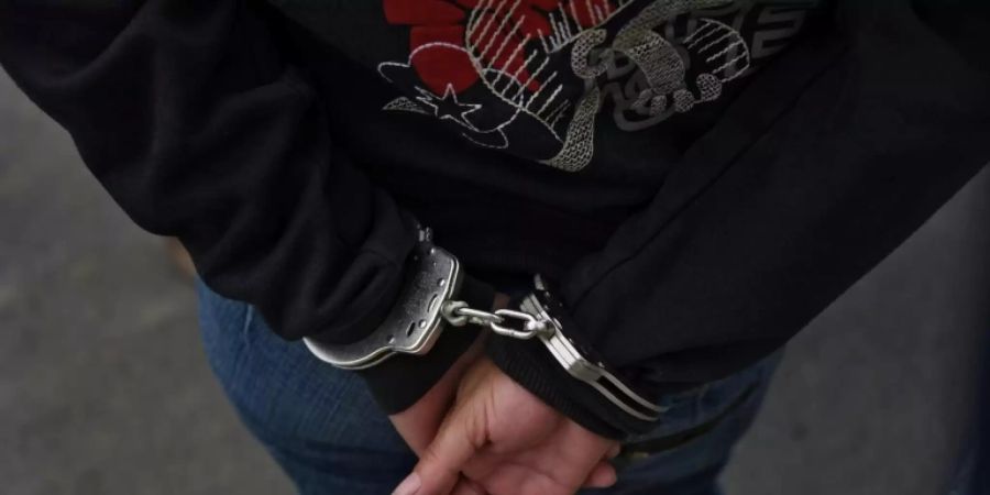 Frau wünscht sich zum 100. die eigene Festnahme