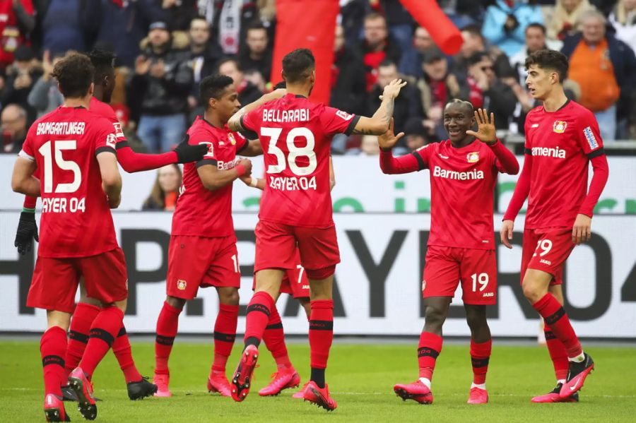 Bayer Leverkusen grüsst nach dem Sieg über Frankfurt von CL-Platz vier.