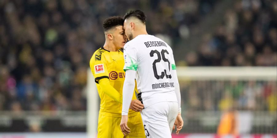 Jadon Sancho (l.) und Ramy Bensebaini geraten aneinander.