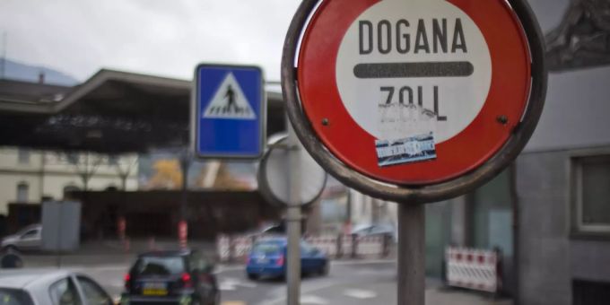 Nicht weit von der Grenze sorgt das Coronavirus für Todesopfer. zoll tessin coronavirus svp