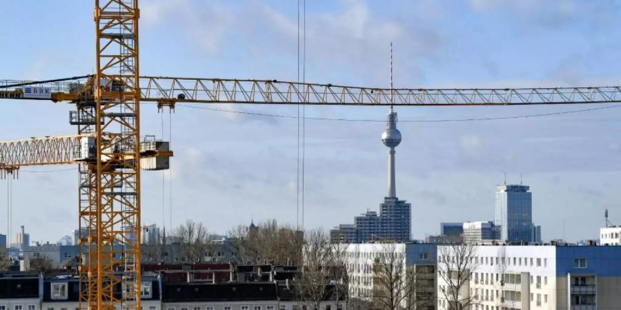 Die Aussicht auf einen Mietendeckel hat den heiss gelaufenen Berliner Wohnimmobilienmarkt im vergangenen Jahr etwas beruhigt. Foto: Jens Kalaene/dpa-Zentralbild/dpa