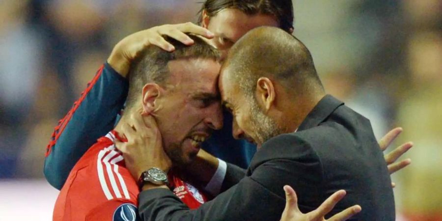 Münchens Franck Ribery bejubelt sein Tor zum 1:1 mit Trainer Pep Guardiola. Foto: picture alliance / dpa