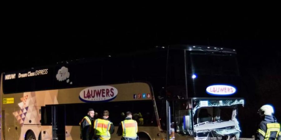 Der beschädigte Reisebus steht nach dem Unfall mit dem Geisterfaherer auf der Autobahn 61. Foto: Michael Ehresmann/Kreuznach112/dpa