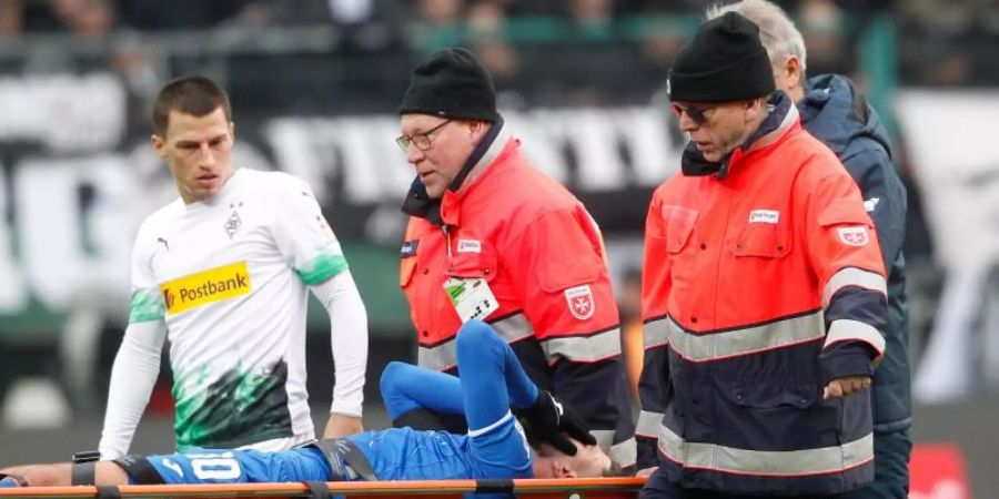 Der Hoffenheimer Munas Dabbur wurde in Gladbach verletzt vom Platz getragen. Foto: Roland Weihrauch/dpa