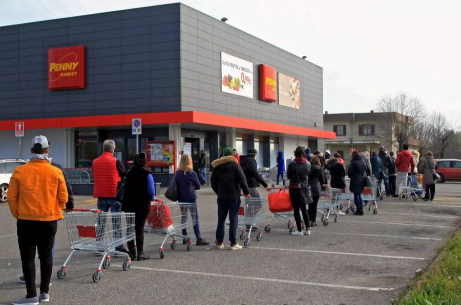 Riesenschlange vor einem Supermarkt in Mailand.