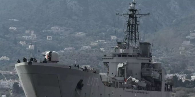 Insel Lesbos - Griechenland will 500 Geflüchtete auf Marineschiff vor Lesbos unterbringen