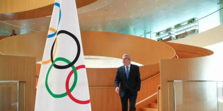 IOC-Präsident Thomas Bach auf dem Weg zu einem Interview. Foto: Denis Balibouse/KEYSTONE/dpa